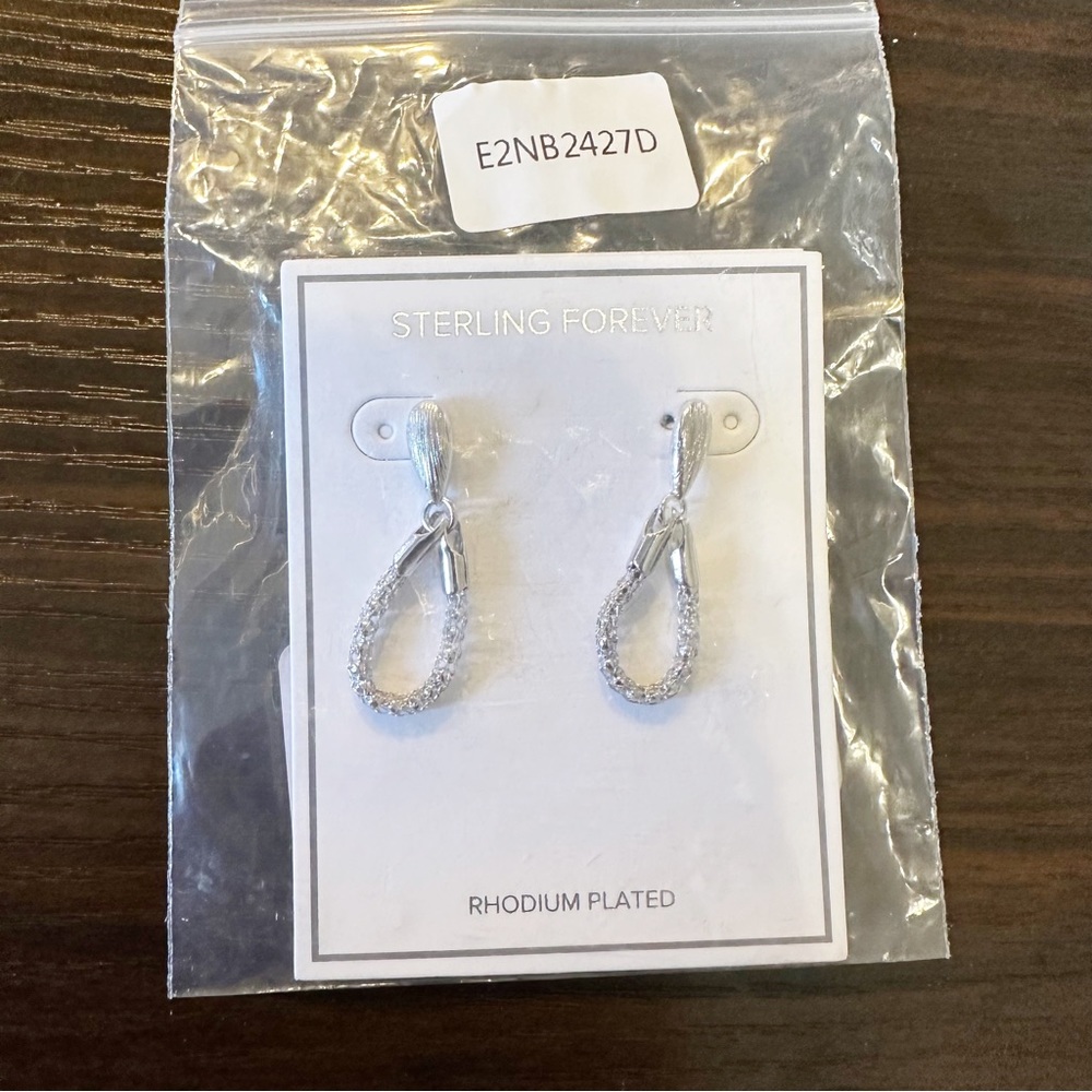 Sterling Forever Elisa Frontal Hoop Earrings - Picture 4 of 5